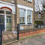 Stylish 2-Bed 2-Bath Home With Garden In Tooting