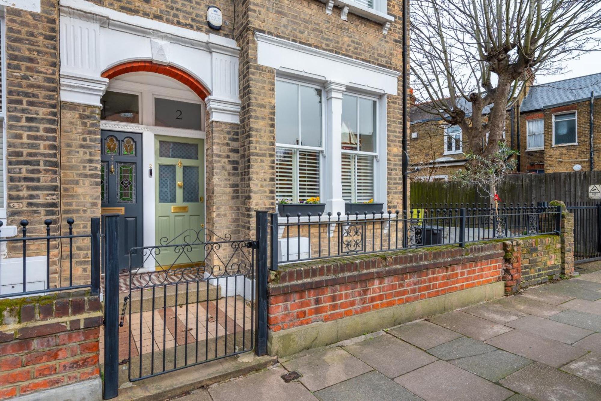 Stylish 2-bed 2-bath With Garden In Tooting *